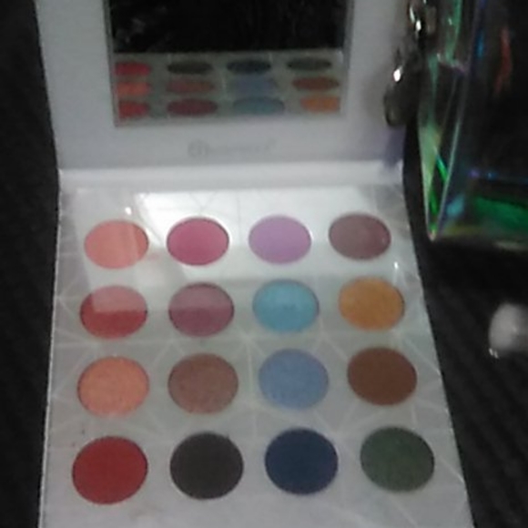 Opallusion Mystic 16 color palette kit - Picture 3 of 3